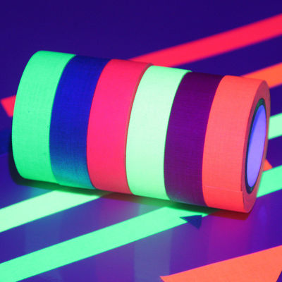 Porcelana ULTRAVIOLETA reaccione los colores luminosos de neón ligeros negros de la cinta adhesiva 6 que un encogimiento del sistema envolvió proveedor